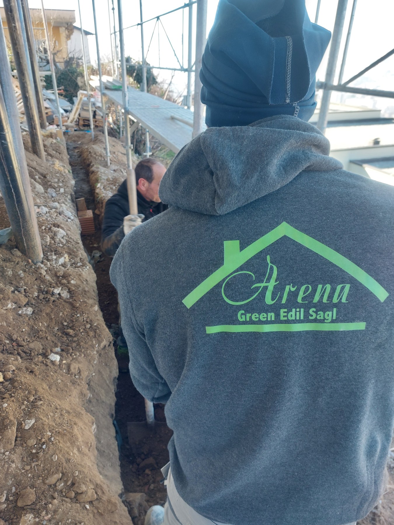 Squadra Arena Green Edil al lavoro tra scavo e ponteggi