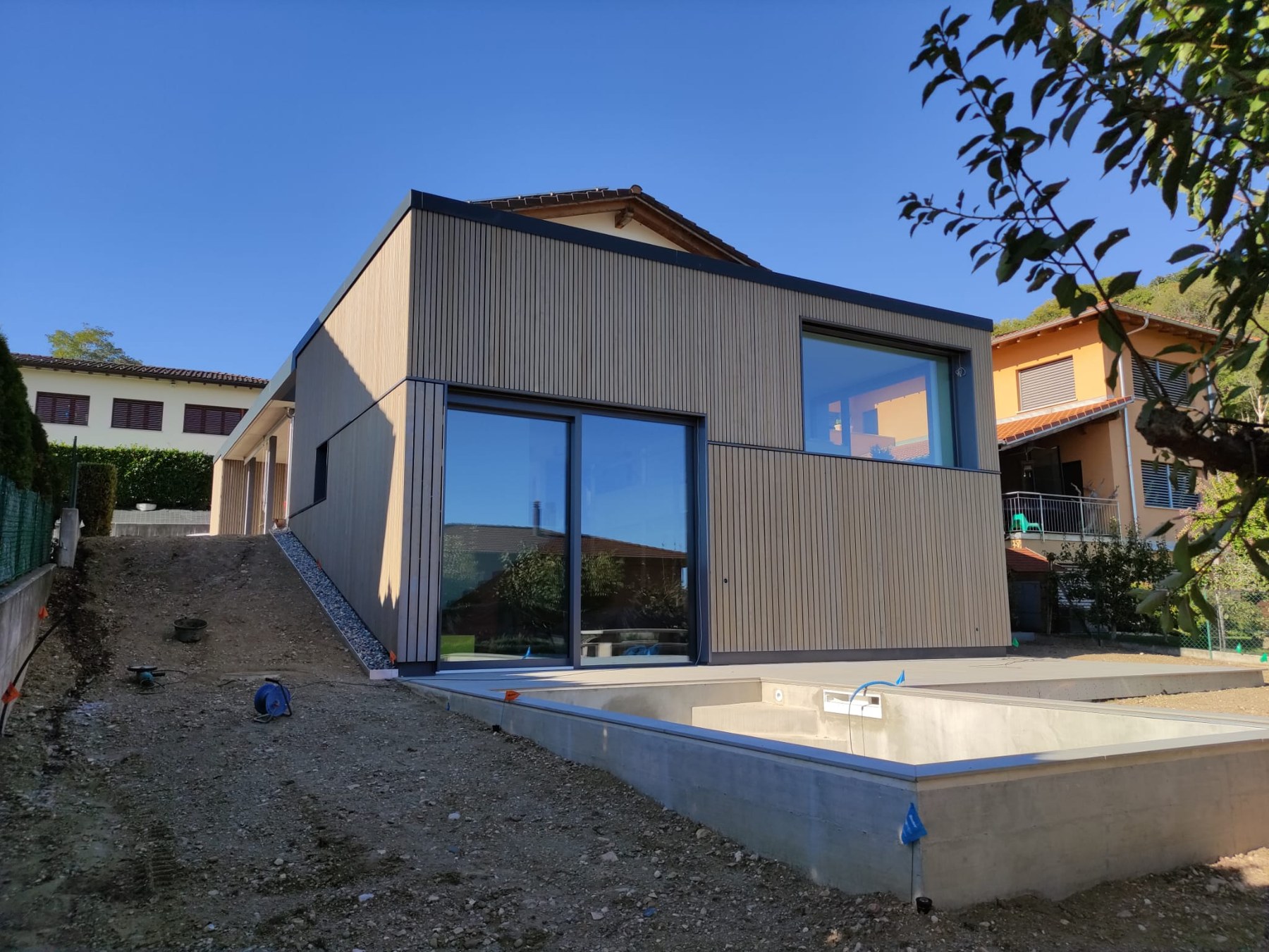 Abitazione con rivestimento esterno e struttura di piscina