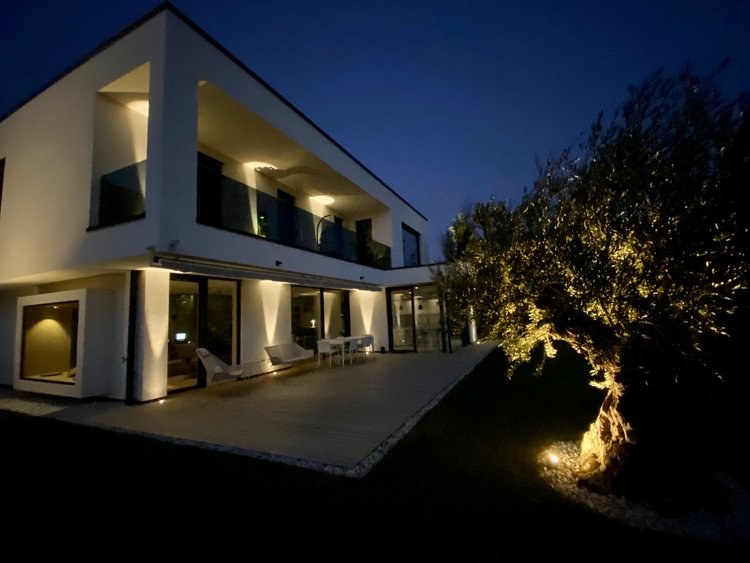 Villa illuminata al tramonto con giardino