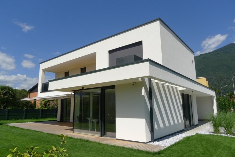 Villa bianca con vetrate e giardino