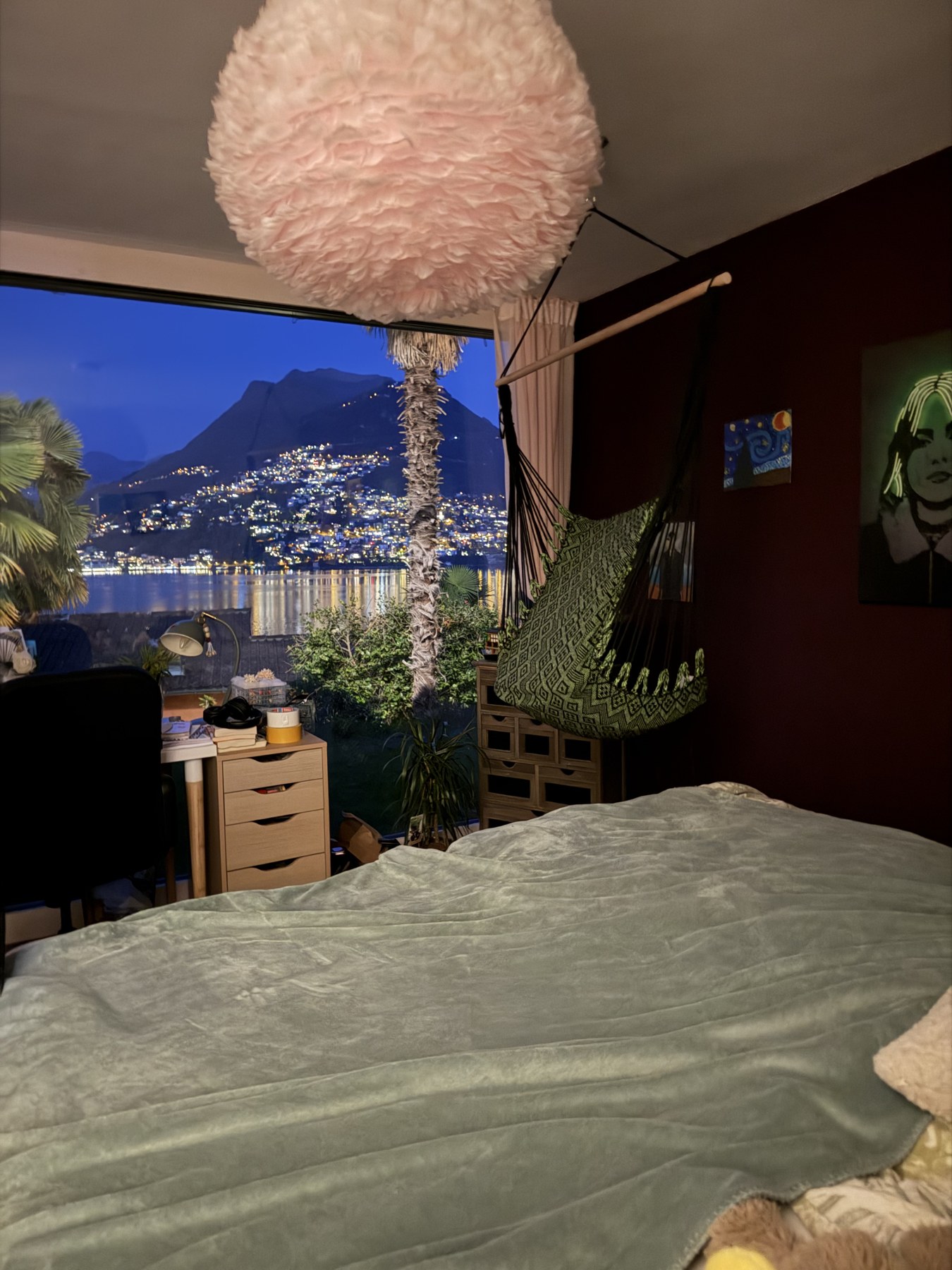 Camera con vetrata e vista sul lago di sera