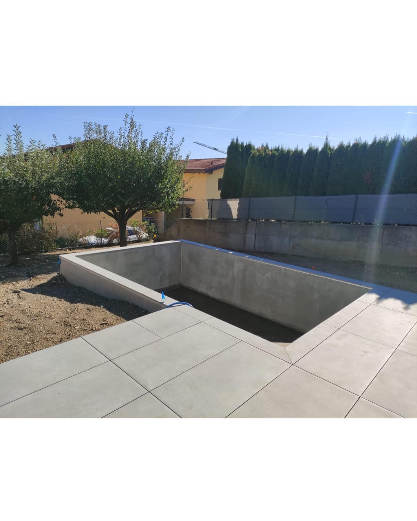 Struttura di piscina e pavimentazione esterna