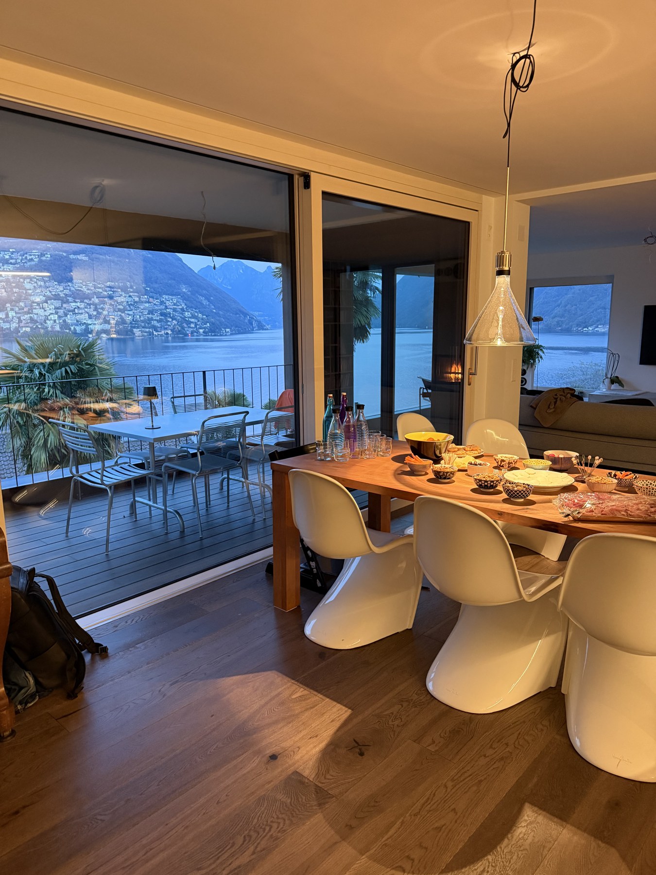 Zona pranzo con vetrate e vista lago